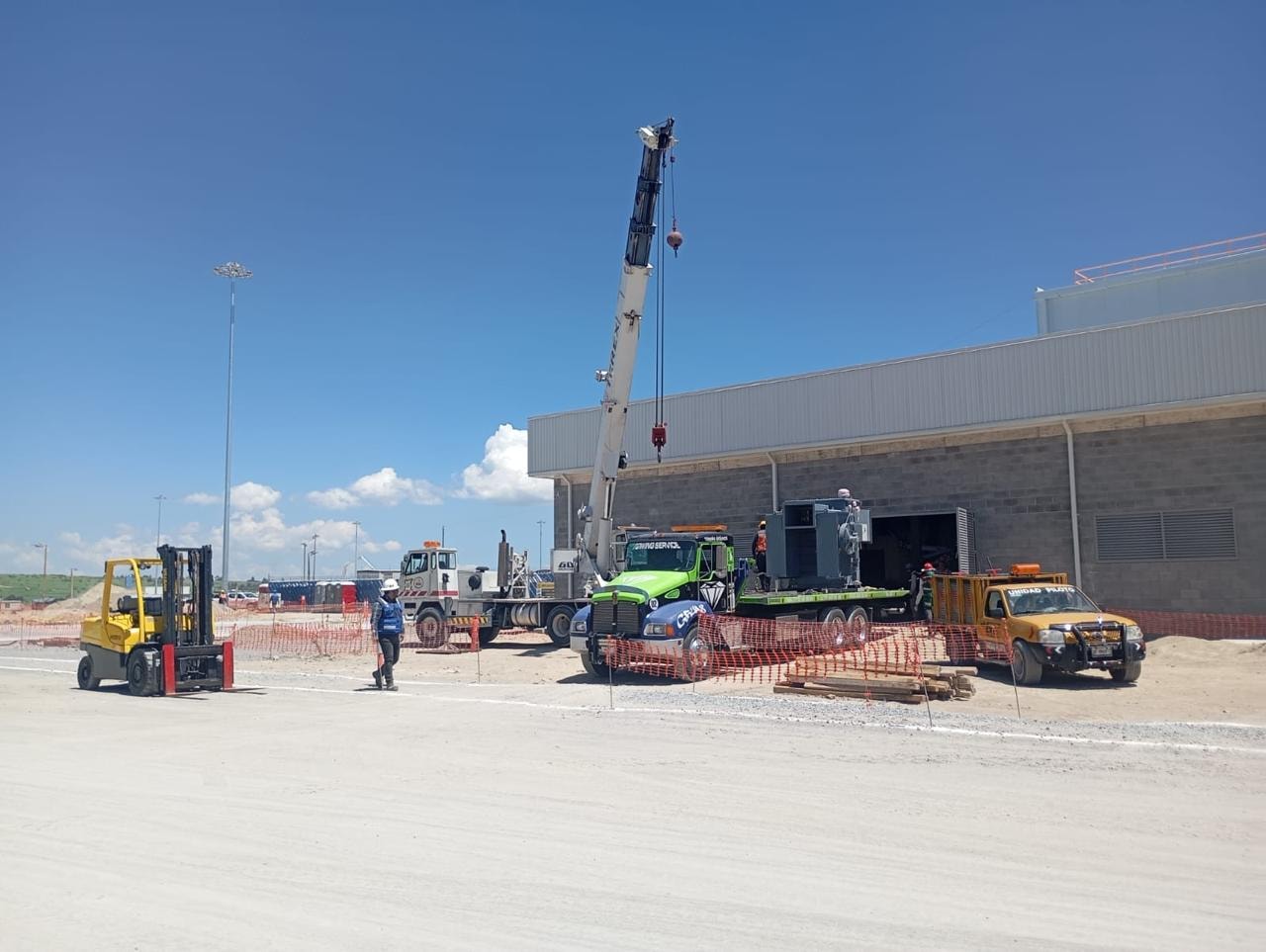 Grúa telescópica en obra de construcción industrial