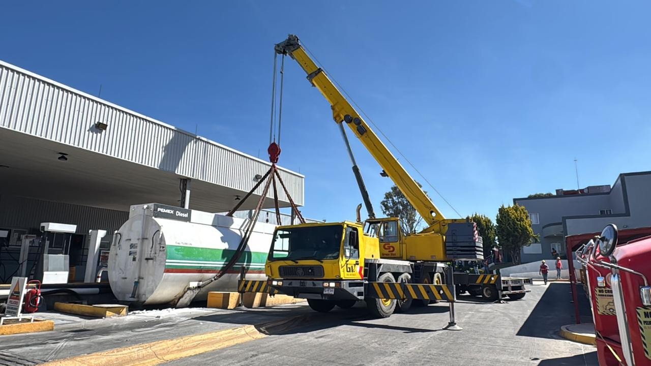 Izaje de tanque en estación de combustible con grúa Titan