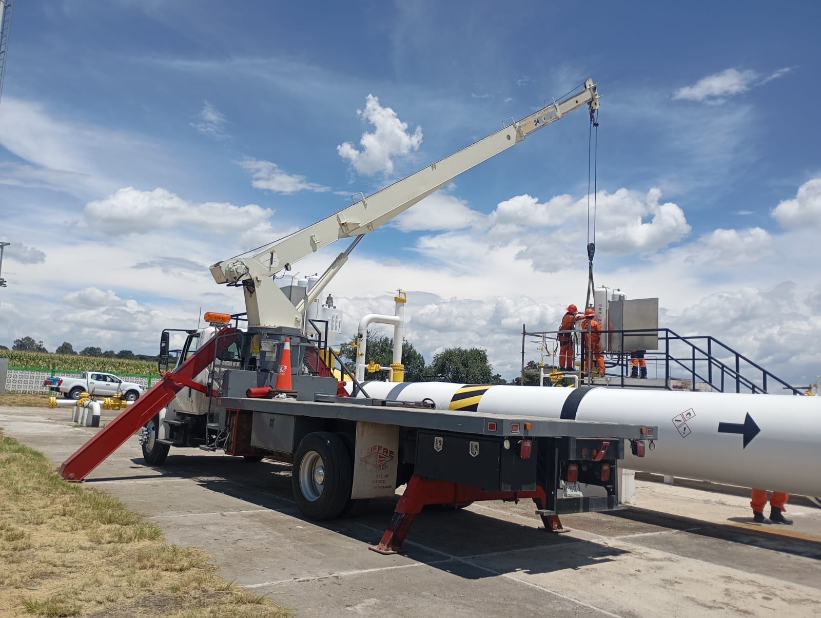 Grúa Hiab en maniobra de tubería industrial
